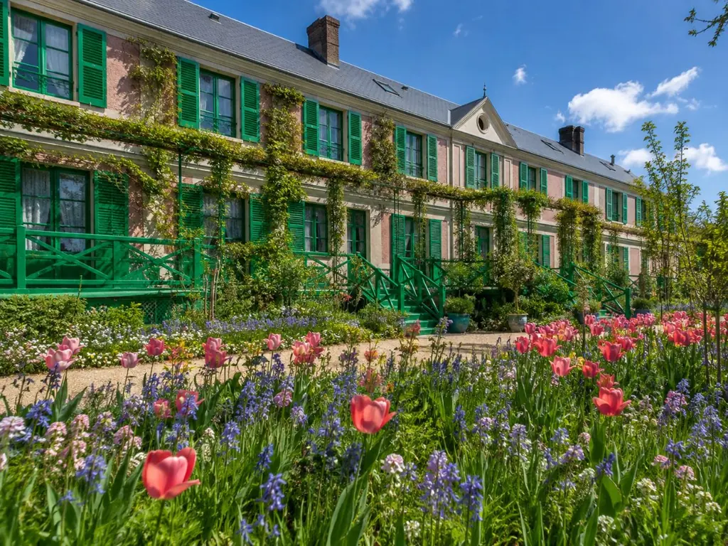 Façade rose aux volets verts de la maison de Claude Monet